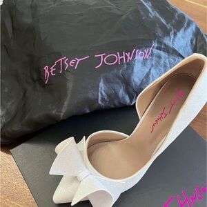 Sparkle White Betsy Johnson Bow Pump. With Dustbag! Size 9. New, never worn.